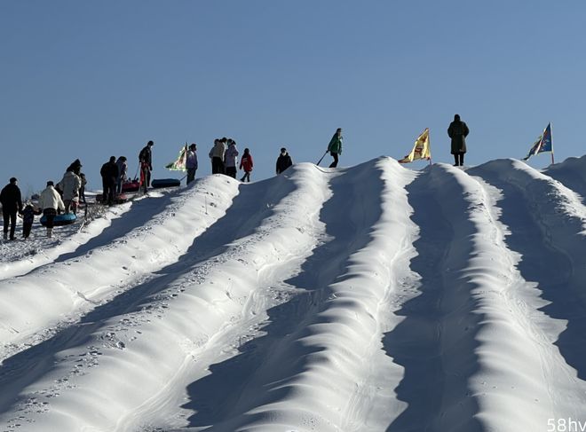 2022·内蒙古冰雪旅游季｜雪地转转、雪地足球……鄂野冰雪嘉年华让孩子们在这个冬季尽情“撒欢儿”