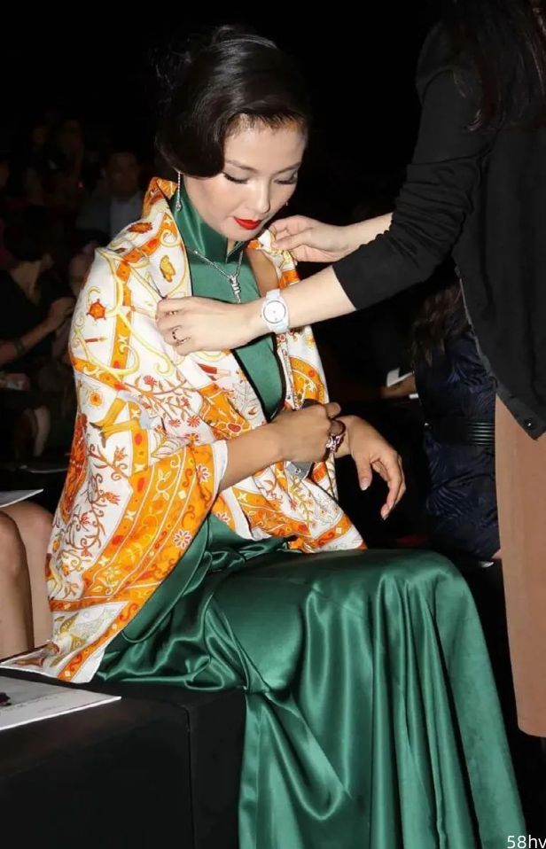 44岁的刘涛真豁得出去！穿绿色旗袍还“裸后背”，不像样