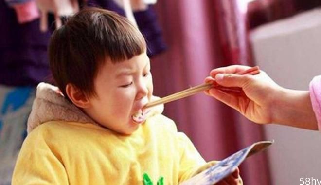 当孩子吃饭的时候，这4件事最好不要做，容易导致悲剧的发生