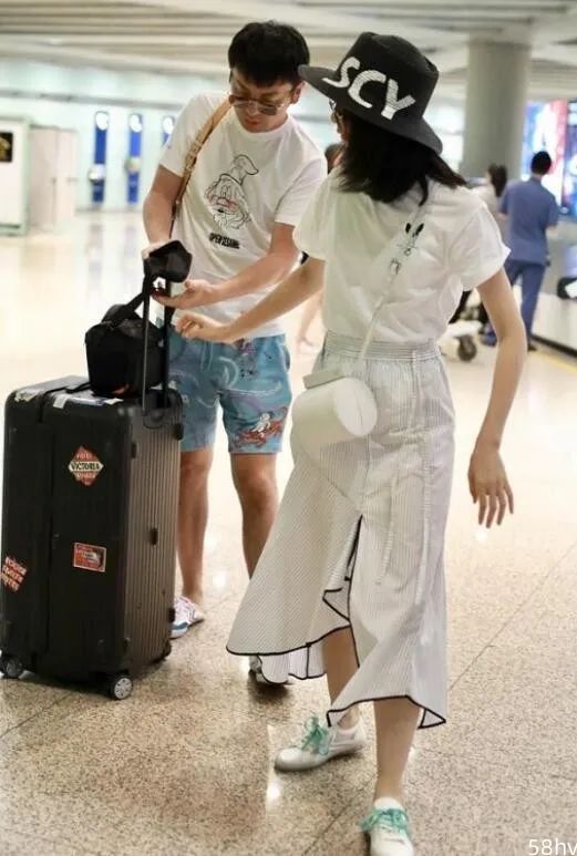 雷佳音携老婆走机场，37岁娇妻长相清纯似高中生
