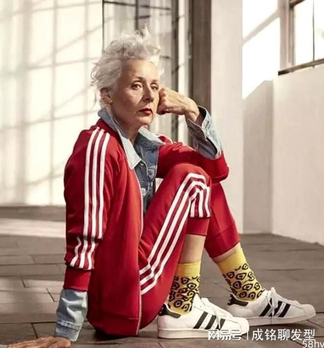 这位68岁白发奶奶，穿搭时髦又吸睛，真正验证了美丽与年龄无关