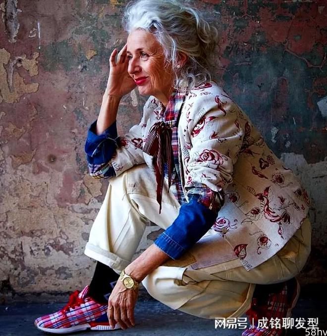 这位68岁白发奶奶，穿搭时髦又吸睛，真正验证了美丽与年龄无关