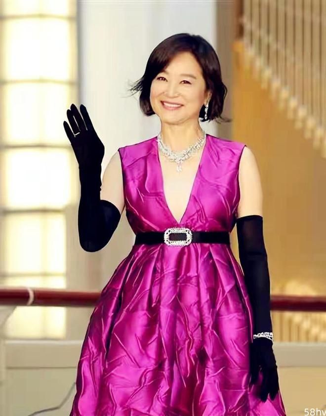 68岁林青霞才是“老来俏”，拍戏写作兼具形象美，红裙丝巾有品位