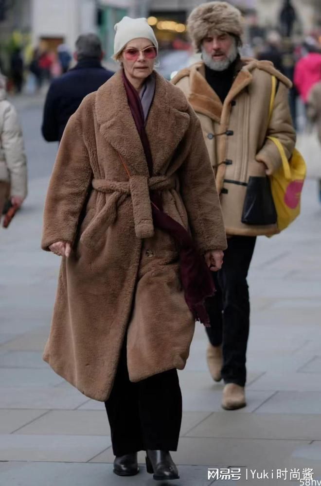 伦敦老年人才是穿衣高手；不穿艳色，不化浓妆，处处透着高级感