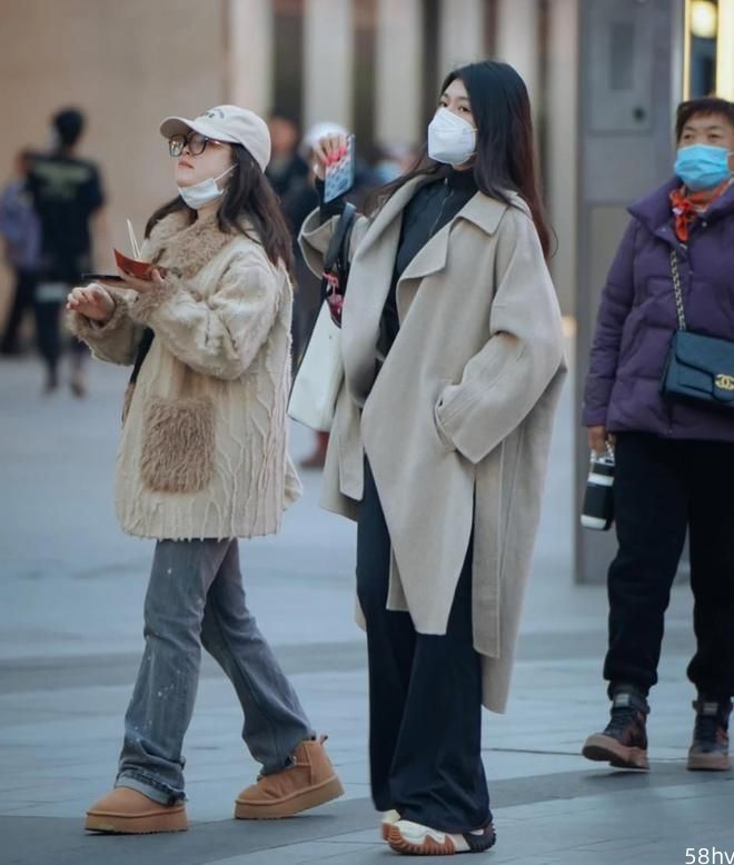 今年最火穿法非“大衣+运动鞋”莫属，学杭州街拍这样穿，美得很