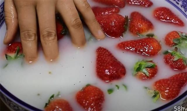 吃了这么多年草莓，你真的会清洗吗？教你一招，洗得干净吃着放心