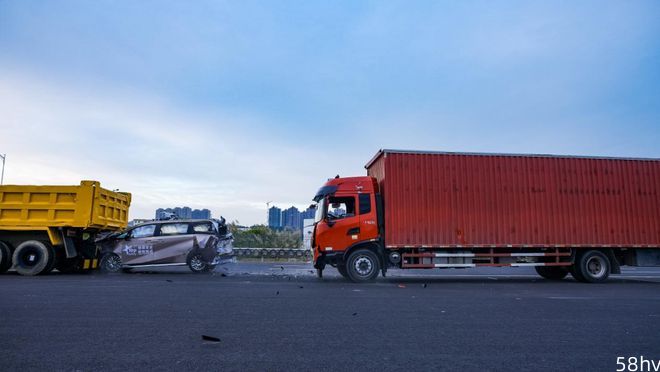 史无前例的MPV遭货车连环碰撞，中国汽车安全已走在世界前沿
