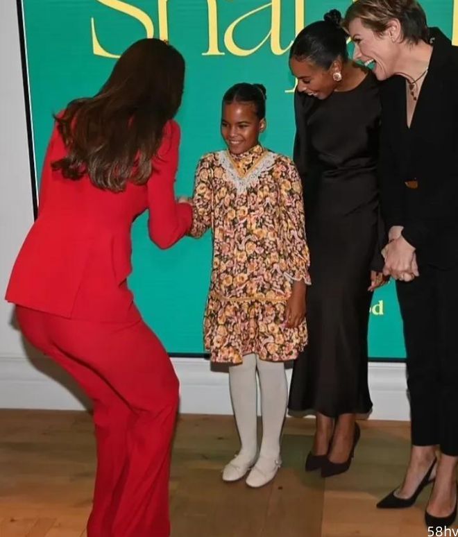 威尔士王妃穿全红色！半蹲着与小女孩儿握手有亲和力，外表也干练