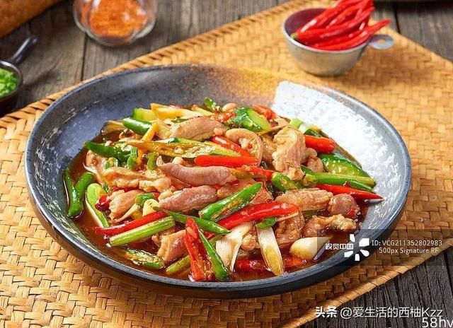 咸菜炒猪肚是潮汕地区传统家常菜，可补虚损，健脾胃