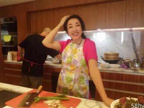 刘晓庆为80岁丈夫下厨！穿粉T恤配花围裙，做个菜也穿得花枝招展
