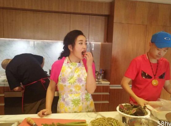 刘晓庆为80岁丈夫下厨！穿粉T恤配花围裙，做个菜也穿得花枝招展