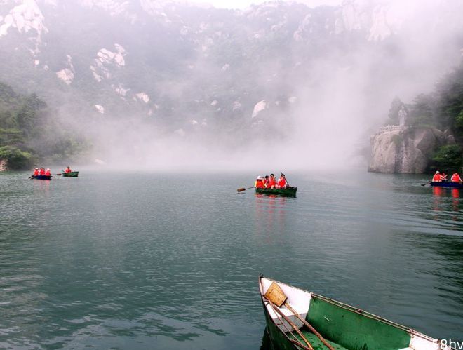 坐落在三大名山之一当中，拥有独特的风景，炼丹湖值得关注