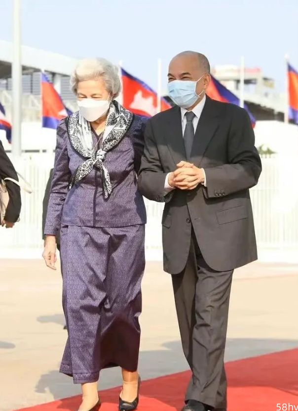 86岁柬埔寨太后新照！光腿穿裙、风衣不怕冷，同框女子却穿羽绒服