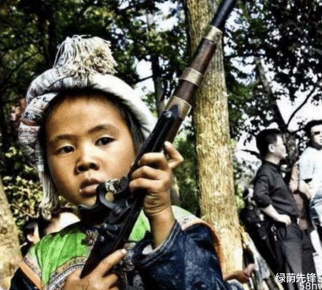 中国唯一不禁枪的地区，大人小孩人手一把枪，游客可以亲手触摸枪支