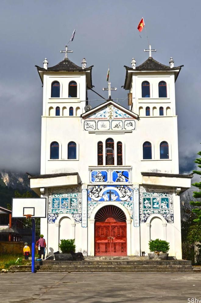 云南与缅甸交界的怒江，高山峡谷交通不便，却村村有教堂非常奇怪