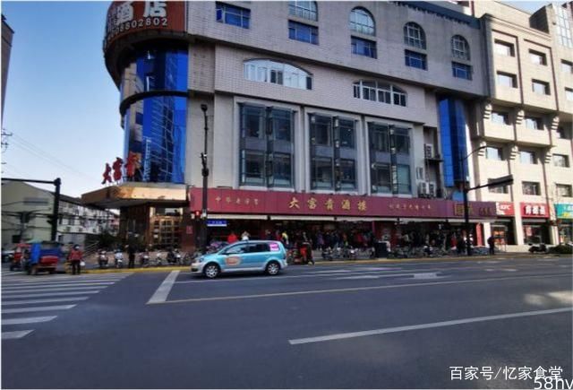 上海真正的百年老店，饭点乌泱泱的全是大爷大妈，找座位全靠眼尖