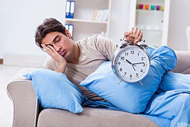 不少人被8小时睡眠论忽悠了！50岁以后，最佳的睡眠时长是多少？