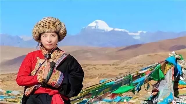 到西藏旅游，看到路边草丛中蹲着的女孩，导游：万万别上前打招呼