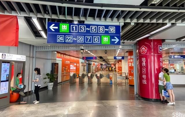 南京有一座亚洲第一大地铁站，拥有24个出入口，乘客表示经常迷路