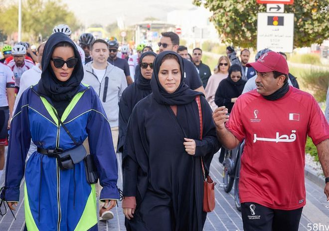 卡塔尔莫扎太后新照！穿拼接款风衣参加马拉松，64年龄比女儿还嫩