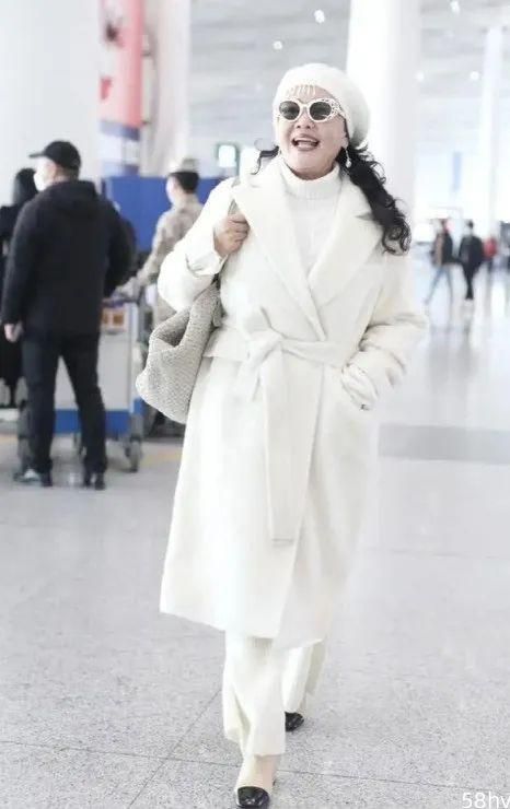 张兰向太同穿白衣走机场，一个打扮大气，一个穿潮装扮嫩却显廉价