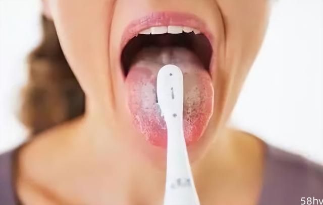 刷牙时要“刷舌头”吗？提醒：或许是搞错了，口臭才会一直存在