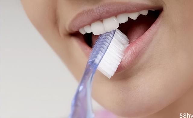 刷牙时要“刷舌头”吗？提醒：或许是搞错了，口臭才会一直存在