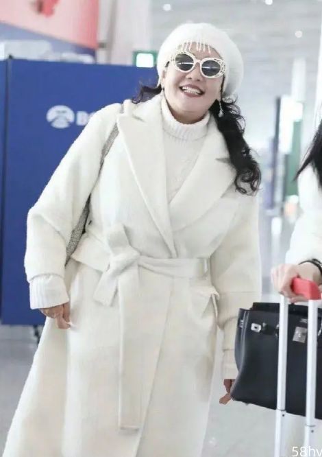 张兰向太同穿白衣走机场，一个打扮大气，一个穿潮装扮嫩却显廉价