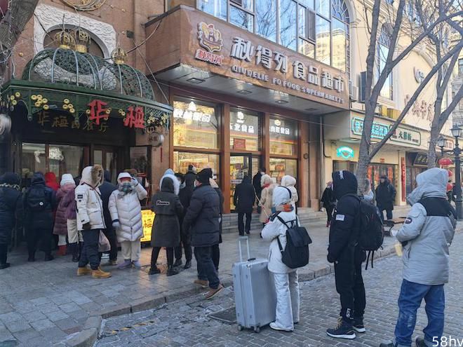 哈尔滨冰雪经济热起来：春节游客量大涨，订房价格翻了2.5倍｜新春走基层