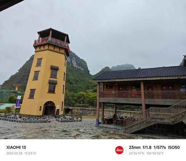崇左有一个特别漂亮的寨子，面朝超美水库，还能欣赏民族文化