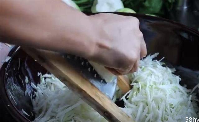 山西传统腌酸菜的方法，腌一瓮芥菜不加一粒盐，又香又酸又好吃