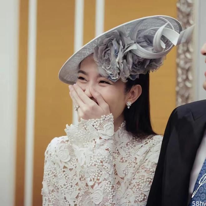36岁泰国最美变性人要结婚！穿蕾丝裙少女感爆棚，神兽公主都来了