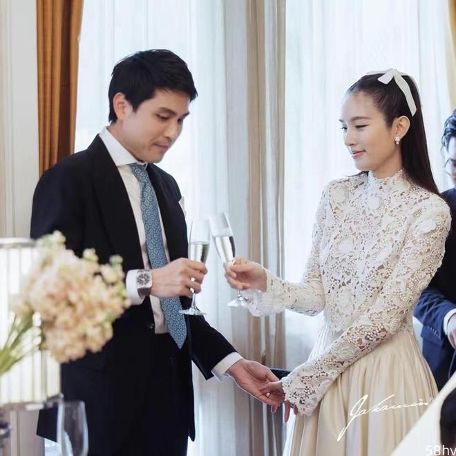 36岁泰国最美变性人要结婚！穿蕾丝裙少女感爆棚，神兽公主都来了