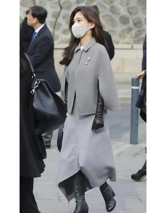 52岁三星长公主开会尽显霸总气场！穿西装造型封神，美成韩国名片