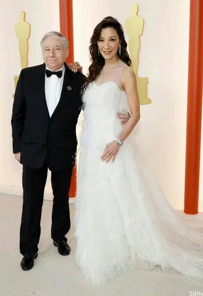 60岁杨紫琼带富豪男友闪耀奥斯卡！穿白裙美得像新娘，太争光了