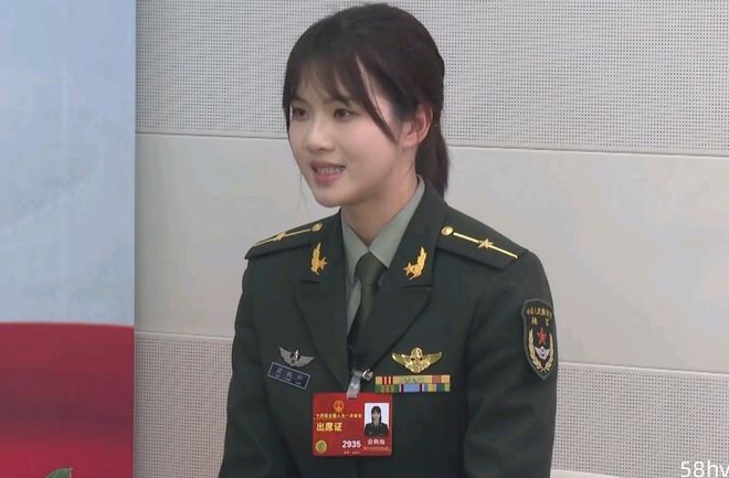 “最美女飞行员”徐枫灿有新身份，当选人大代表，个人履历很抢眼