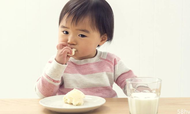 一岁后喝纯牛奶还是喝奶粉？别一味认可国外建议，还得看娃四特点