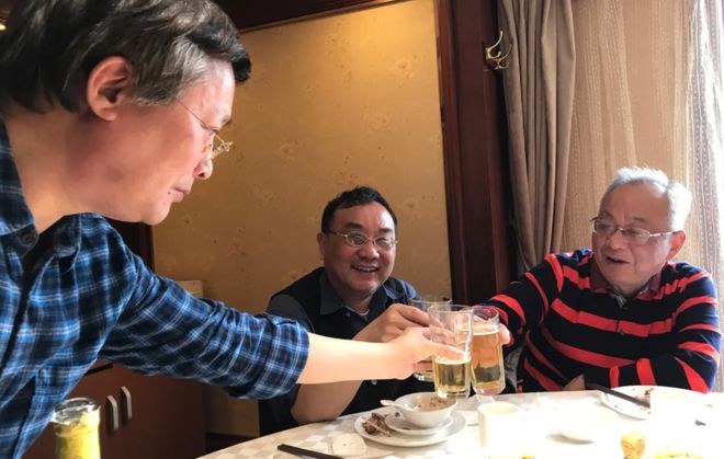 上海大爷喝酒被嘲讽“太掉价”，回怼：我有6套四合院，你有吗？