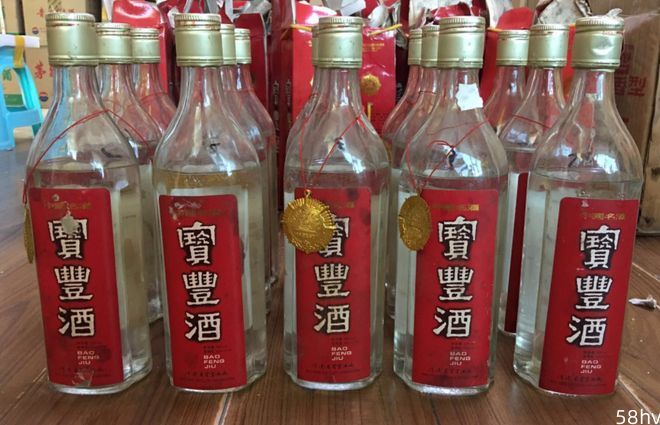 上海大爷喝酒被嘲讽“太掉价”，回怼：我有6套四合院，你有吗？