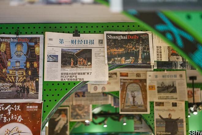 上海南京路旁的百年申报馆，开了一家报纸主题咖啡馆