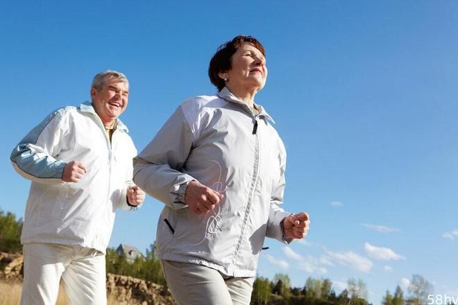 两位60岁大爷，一人天天锻炼，另一人偶尔锻炼，谁的身体更好？