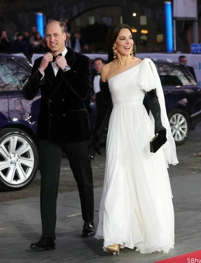 凯特王妃比“白富美”更接地气，白色网纱长裙入镜，女王范十足