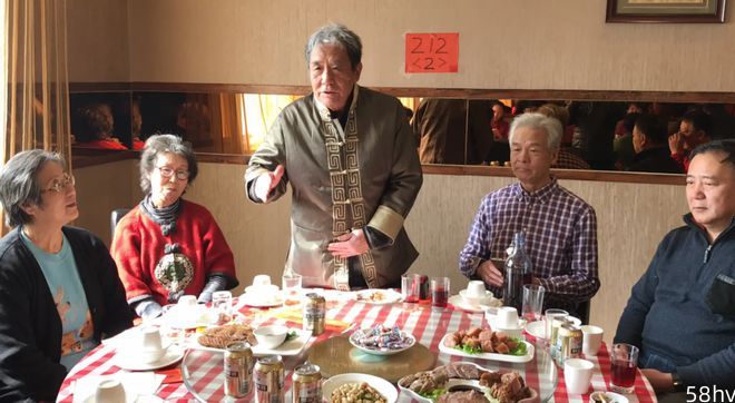 上海70后同学聚餐，照片走红网络，网友：还是老一辈人会享受