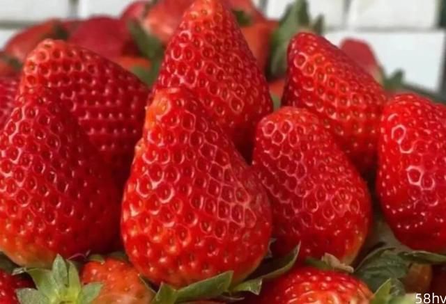 买草莓要看3个地方，一挑一个准，避免买到激素草莓。