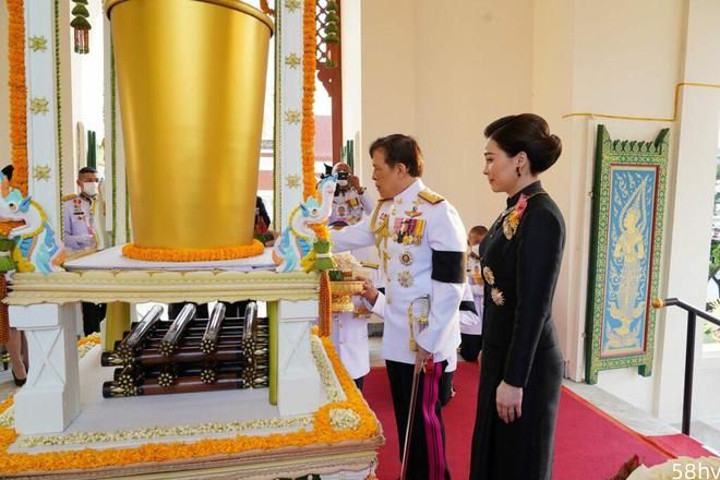 国王王后亮相泰国王子葬礼！官员跪他们脚边，诗琳通不如王后威风
