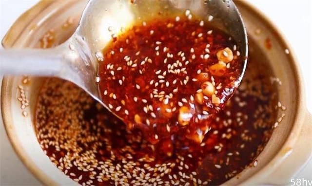 做辣椒油时，直接泼油可不行，教你正确做法，油润红亮，越吃越香