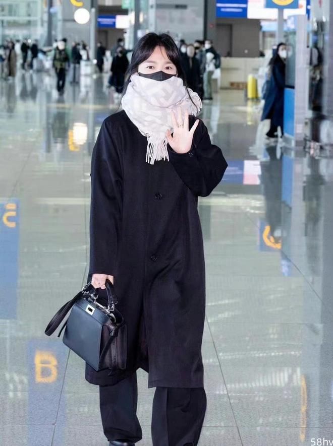 宋慧乔最新机场生图！穿一身黑低调参加时装周，素颜嫩成小姑娘