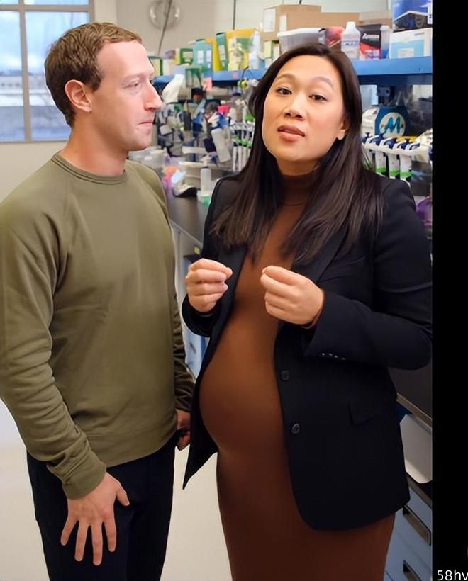 扎克伯格和华裔老婆亮相！老婆8个月三胎孕肚穿紧身裙，满眼宠溺