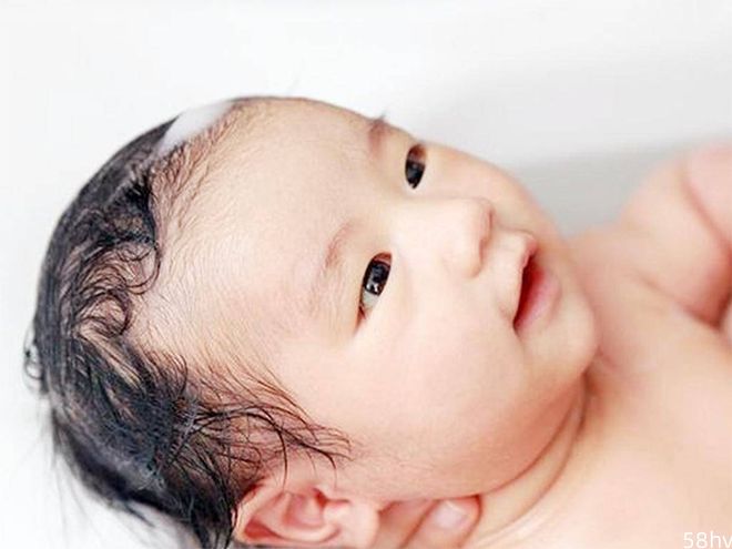 如何正确处理宝宝头上的胎垢？