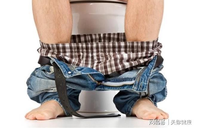 坐着尿与站着尿，有什么区别？ 男人坐着尿，是否有益健康？